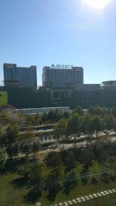 現(xiàn)征集購物中心八字標語… 北京城鄉(xiāng)世紀廣場,北京城鄉(xiāng)貿易中心股份子公司.